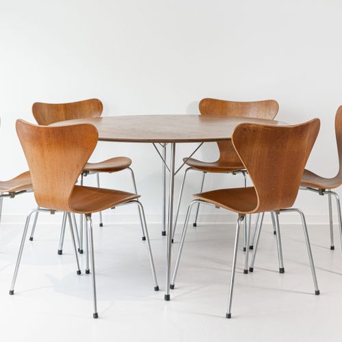 Esstisch mit 6 Stühlen 
Table de salle à manger avec 6 chaises
7 pièces, Arne Ja&hellip;