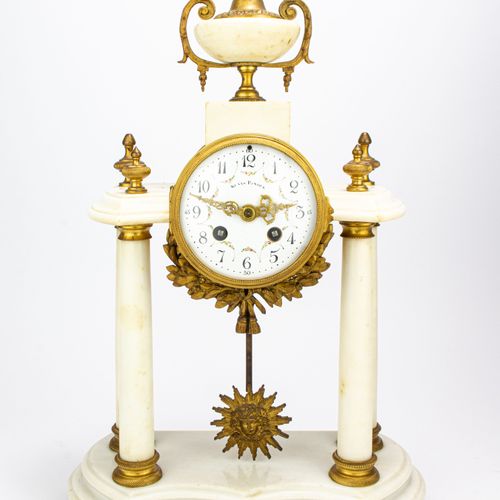 Kaminuhr 
Horloge de cheminée 
France, vers 1850, construction en albâtre, boîti&hellip;
