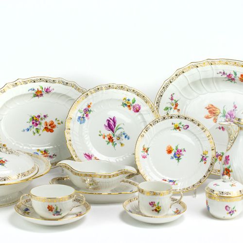 Porzellanservice für 12 Personen 
Servicio de porcelana para 12 personas
82.-tlg&hellip;