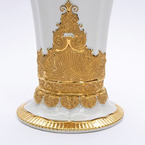 Vase mit Golddekor 
金色装饰的花瓶
迈森，20世纪，瓷器，白色，涂金，高22厘米，底部有厂家标记，条件A，有两个磨痕