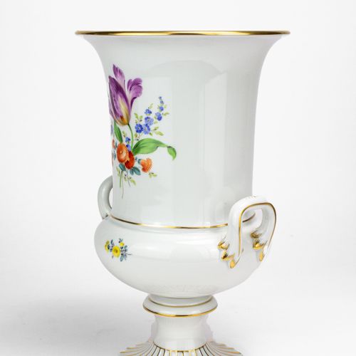 Henkelvase mit Streublumendekor 
Vase à anse avec décor de fleurettes
Meissen, 2&hellip;