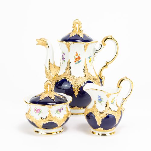 Konvolut Prunkserviceteile 
一套混合的礼器
20件，迈森，20世纪。B型，瓷器，白色，蓝底，有零星的花卉绘画和金色浮雕，1个咖啡壶，&hellip;