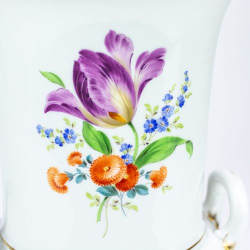 Henkelvase mit Streublumendekor 
带把手和散花装饰的花瓶
迈森，20世纪，型号 "Neuer Ausschnitt"，瓷器，白色&hellip;