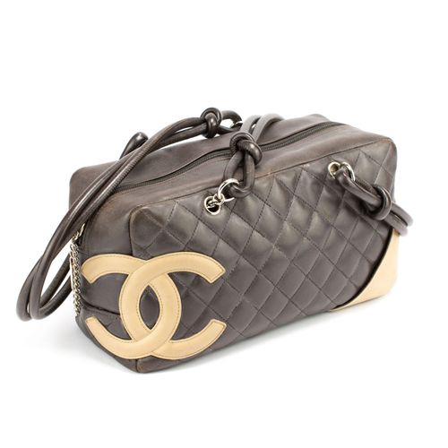 Chanel Schultertasche 
香奈儿肩包
1990年代，棕色绗缝光滑皮革，米色皮革标志，银色金属应用，皮革手柄，尺寸（不含手柄）为16厘米x30&hellip;