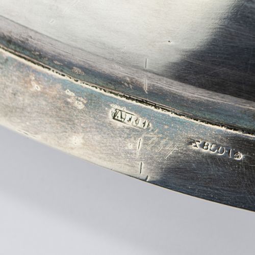 Große Servierplatte mit Monogramm 

Wilkens und Söhne，不莱梅，20世纪中期，800银，有印记，制造者的标记&hellip;