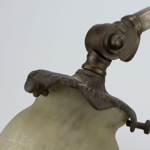 Jungendstil-Tischlampe 
青年风格台灯
Muller Frères，Lunéville，法国，约1910年，青铜底座带叶边浮雕，玻璃安装在&hellip;