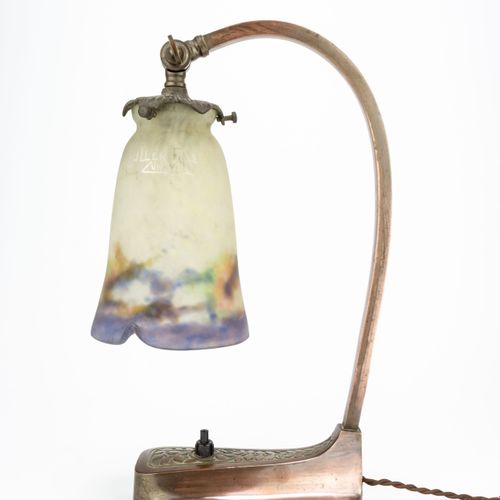 Jungendstil-Tischlampe 
青年风格台灯
Muller Frères，Lunéville，法国，约1910年，青铜底座带叶边浮雕，玻璃安装在&hellip;