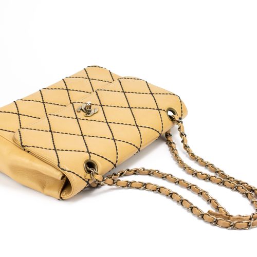 Chanel Schultertasche 
Chanel shoulder bag
1990s, flap bag made of beige smooth &hellip;