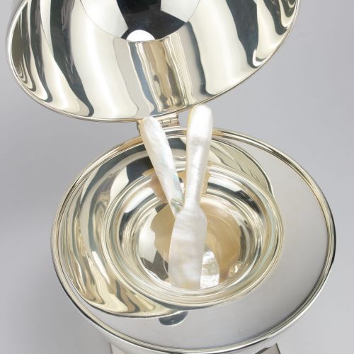 Kaviarschale in Straußeneiform 
Caviar bowl in ostrich egg shape
St. James, Sao &hellip;