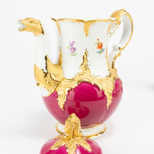 Prunk-Mokkaservice 

13件套，迈森，20世纪，白瓷，红底带花纹，金漆，1个摩卡壶，高20厘米，1个牛奶壶，1个糖碗，4个摩卡杯+4个茶碟，&hellip;