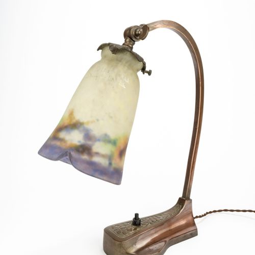 Jungendstil-Tischlampe 
青年风格台灯
Muller Frères，Lunéville，法国，约1910年，青铜底座带叶边浮雕，玻璃安装在&hellip;