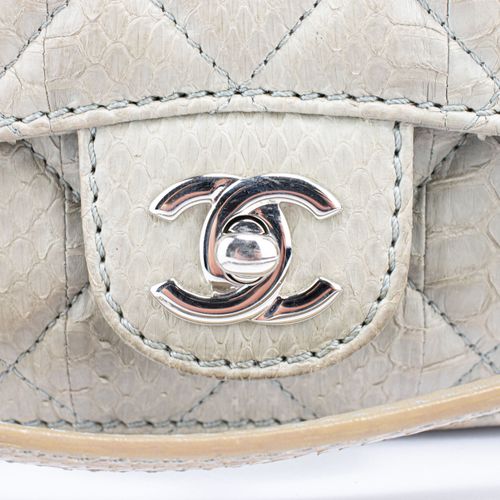 Chanel Schultertasche 
Borsa a tracolla Chanel
dopo il 2005, pelle di pitone gri&hellip;