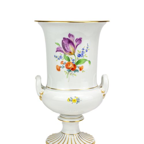 Henkelvase mit Streublumendekor 
Vase à anse avec décor de fleurettes
Meissen, 2&hellip;