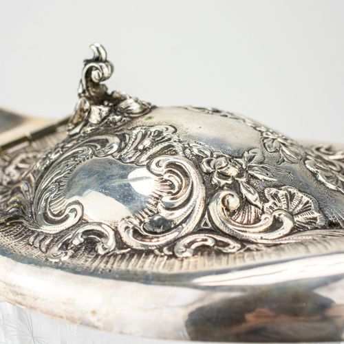 Kristallkanne mit ornamentiertem Silber 
Caraffa di cristallo con argento decora&hellip;