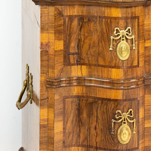 Rokokokommode/Truhe 洛可可风格的坐便器/柜子
约1770-1780年，胡桃木树皮和胡桃根木贴面并镶嵌有果木，2折的弧形前部作为一个3层的坐便&hellip;