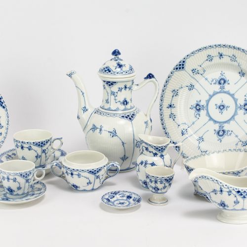 Konvolut Porzellanserviceteile 
Servicio mixto de porcelana
114 piezas, Royal Co&hellip;