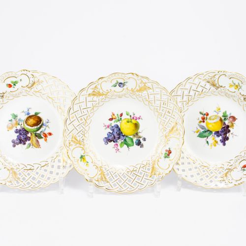 Konvolut Obstteller Meissen 
一套水果盘 
6件，迈森，20世纪下半叶，瓷器，白色带镂空边缘，金色装饰和水果画，直径18厘米，底部有&hellip;