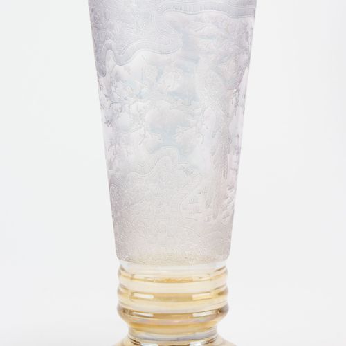 Großer Glaskrug und 6 Gläser 
大玻璃壶和6个玻璃杯
7-pcs., 德国，约1890年，带锡盖的壶，琥珀色五彩玻璃的支架和把手，有&hellip;
