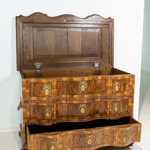 Rokokokommode/Truhe Rococo commode/chest
around 1770-1780, walnut burl and walnu&hellip;