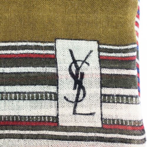 Yves Saint Laurent Halstuch 
Yves Saint Laurent écharpe
Tissu mixte laine-soie, &hellip;