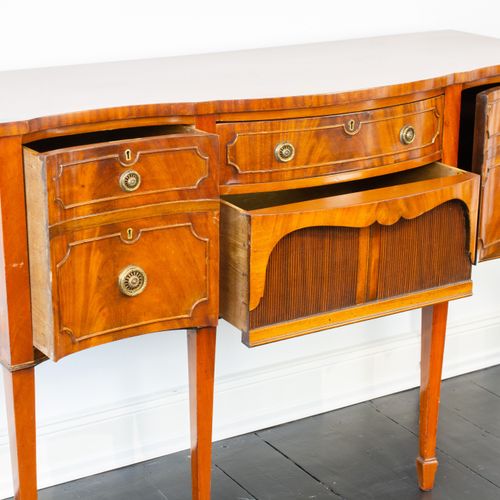 Regency-Anrichte auf hohen Beinen 
Regency sideboard on high legs
Inghilterra, X&hellip;