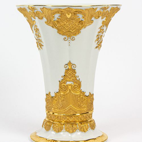 Vase mit Golddekor 
金色装饰的花瓶
迈森，20世纪，瓷器，白色，涂金，高22厘米，底部有厂家标记，条件A，有两个磨痕