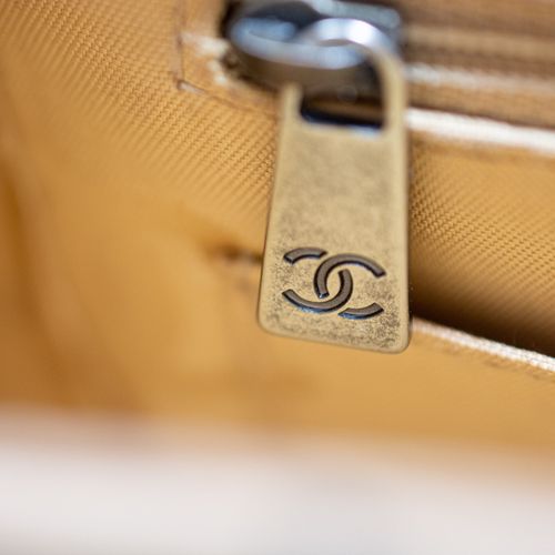 Chanel Schultertasche 
Chanel shoulder bag
1990s, flap bag made of beige smooth &hellip;
