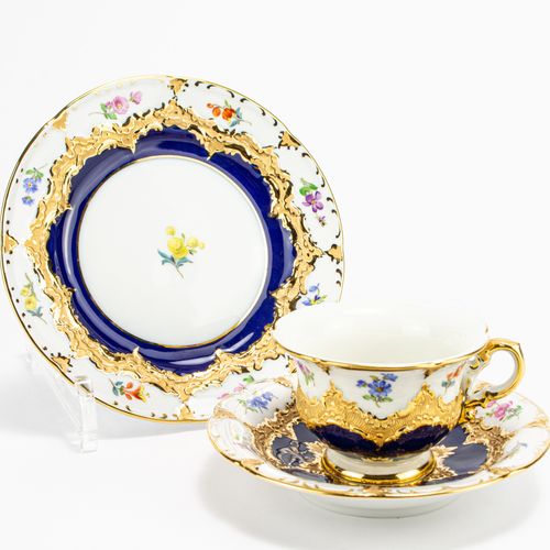 Konvolut Prunkserviceteile 
一套混合的礼器
20件，迈森，20世纪。B型，瓷器，白色，蓝底，有零星的花卉绘画和金色浮雕，1个咖啡壶，&hellip;