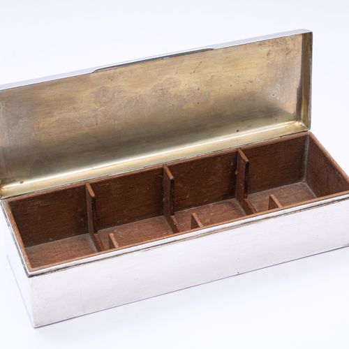 Tisch-Zigarettendose 
台式烟盒
Dunhill，伦敦，925银标记，雪松镶嵌，刻有 "HUL"，高6.5厘米，长25厘米，宽8.5厘米，带&hellip;