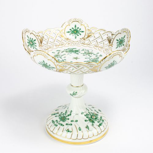 Konfekt-Aufsatzschale 
一个糖果碗
迈森，20世纪，装饰 "印度绿"，瓷器，白色，绿漆和金漆，高23厘米，直径23厘米，底部有制造者的标记&hellip;