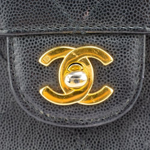 Chanel Schultertasche 
香奈儿肩包
20世纪80年代初，深蓝色绗缝皮革翻盖包，金色金属应用，香奈儿CC扭扣，皮革手柄，无手柄高度19.5厘&hellip;
