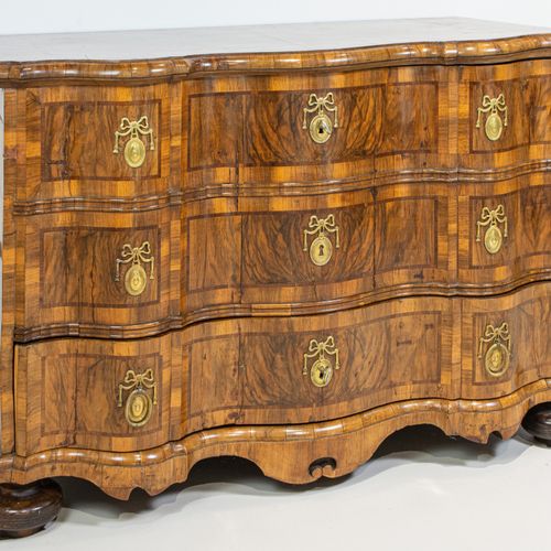 Rokokokommode/Truhe 洛可可风格的坐便器/柜子
约1770-1780年，胡桃木树皮和胡桃根木贴面并镶嵌有果木，2折的弧形前部作为一个3层的坐便&hellip;
