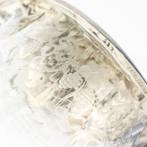 Kristallkanne mit ornamentiertem Silber 
Verseuse en cristal avec argent orné
Sc&hellip;