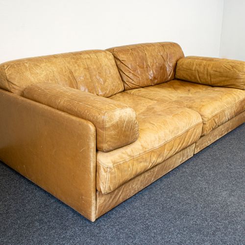 Zweisitzer-Sofa 'DS 76' 
双人座沙发'DS 76'
De Sede，瑞士，棕色皮革，4个坐垫，松散，座椅元件可钩住，尺寸为68厘米x19&hellip;