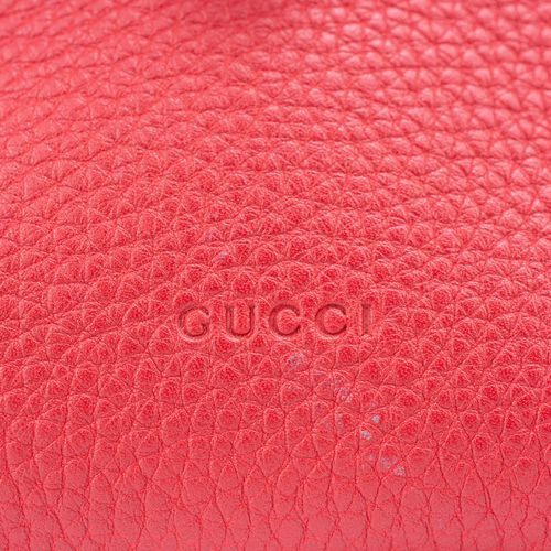 Gucci 'Bamboo' Schultertasche 
Gucci 'Bamboo' 单肩包
2010年代，红色粒面皮革，'Bamboo'开合，长肩带连接&hellip;