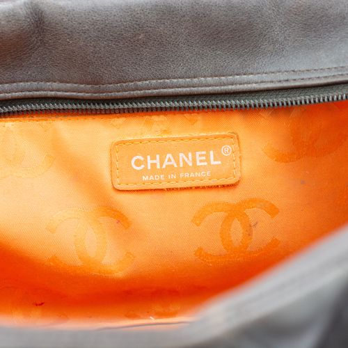 Chanel Schultertasche 
Bolso de Chanel
años 90, cuero liso acolchado marrón con &hellip;