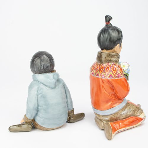 Paar Porzellanfiguren 
一对瓷器人物
，皇家哥本哈根，设计卡尔-马丁-汉森（1877 - 1941），格陵兰岛女孩与鲜花在她的腿上，都是2&hellip;