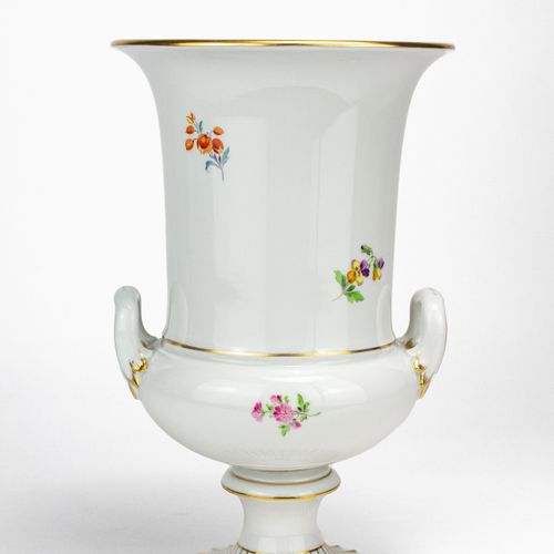Henkelvase mit Streublumendekor 
带把手和散花装饰的花瓶
迈森，20世纪，型号 "Neuer Ausschnitt"，瓷器，白色&hellip;
