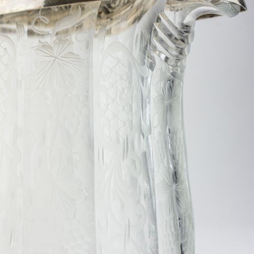 Kristallkanne mit ornamentiertem Silber 
Jarra de cristal con plata ornamentada
&hellip;