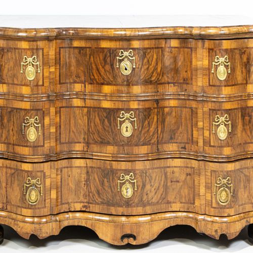 Rokokokommode/Truhe Rococò commode/chest
c. 1770-1780, radica di noce e legno di&hellip;