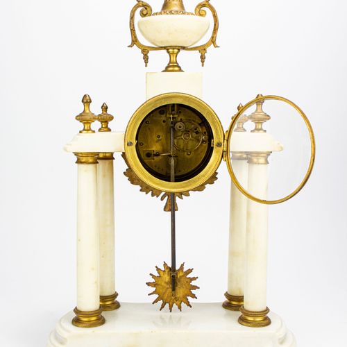 Kaminuhr 
Horloge de cheminée 
France, vers 1850, construction en albâtre, boîti&hellip;