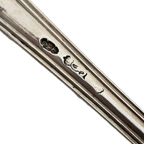 Null 银质拉古勺，锉刀纹，雕刻
省，18 世纪
长度：32 厘米 重量：176 克