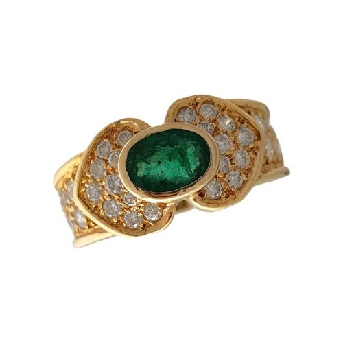 Null 黄金戒指，镶嵌一颗椭圆形祖母绿和密镶钻石，重 5.7 克，TDD 50（内有铭文）。