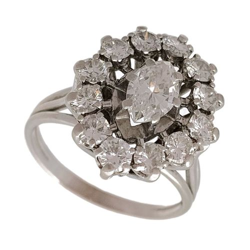 Null 白金戒指，镶嵌一颗重约 0.70 克拉的尖顶形钻石，周围镶嵌 12 颗重达 7.5 克的明亮式切割钻石 TDD 59