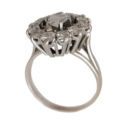 Null 白金戒指，镶嵌一颗重约 0.70 克拉的尖顶形钻石，周围镶嵌 12 颗重达 7.5 克的明亮式切割钻石 TDD 59