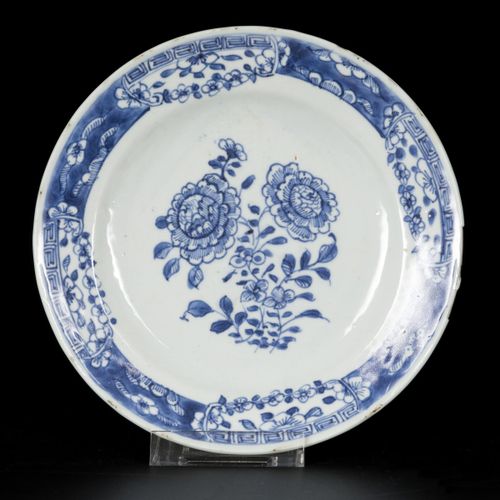 A set of (6) porcelain plates with floral decoration, China, Qianlong. Diam. 16,&hellip;