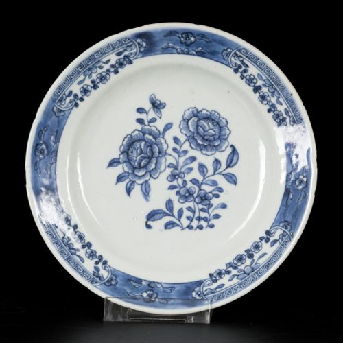 A set of (6) porcelain plates with floral decoration, China, Qianlong. Diam. 16,&hellip;