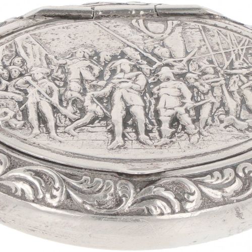 Snuff box silver. Modèle ovale avec décorations moulées en relief. Pays Bas, Sch&hellip;