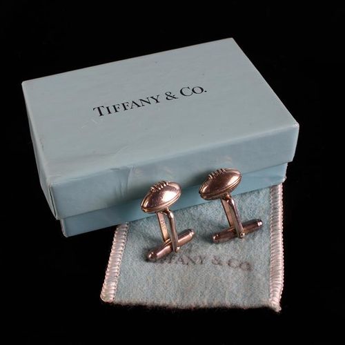 Null 一对Tiffany and Co.纯银袖扣，形似橄榄球，缝隙下方印有Tiffany & Co 925，球长16毫米。装在原版蒂芙尼小袋和卡片盒中。
