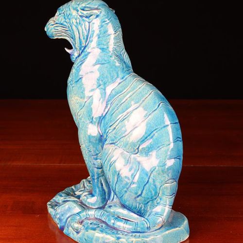 Null Türkis glasiertes Keramikmodell eines sitzenden Tigers mit einer tanzenden &hellip;